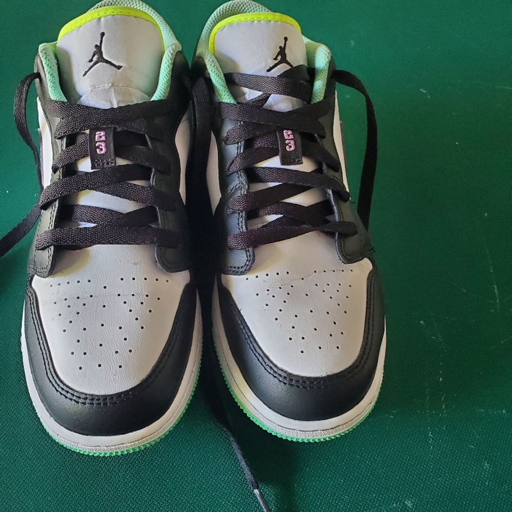Air Jordan 1s low Violet shock size 7y/8.5w